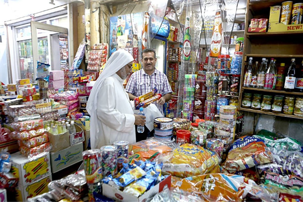 "القراشيه" يحبون الشتاء.. يزيد زبائن المكسرات والزنجبيل و"الفسفسه"