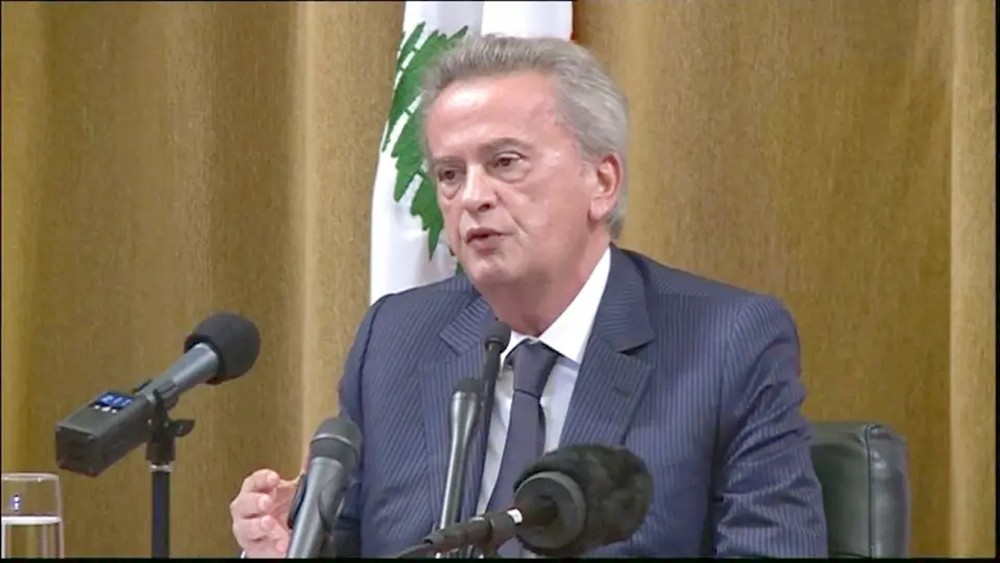 حاكم مصرف لبنان: لم أتحدث عن تحويل الودائع بالدولار إلى الليرة