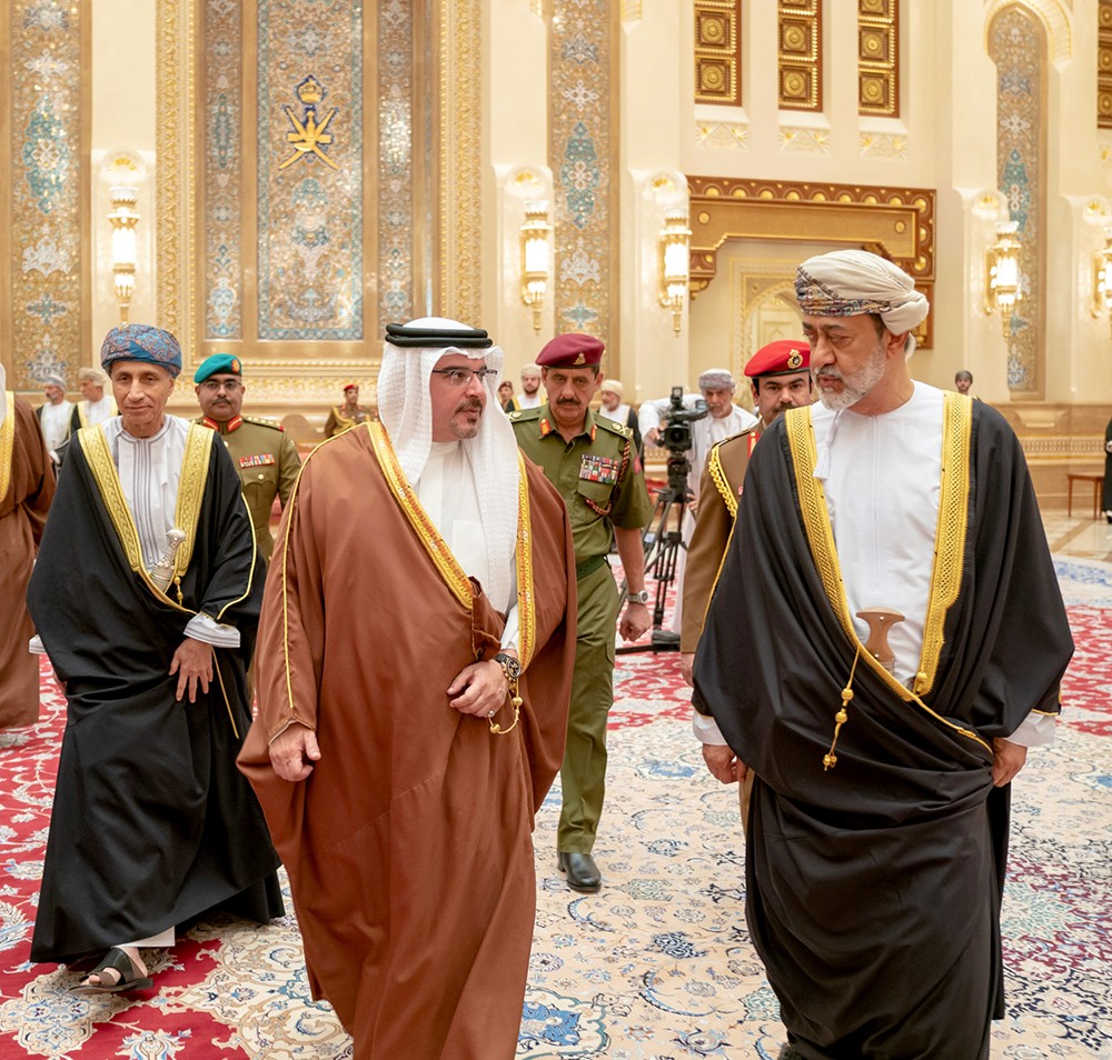 سمو ولي العهد يقدم واجب العزاء إلى سلطان عمان