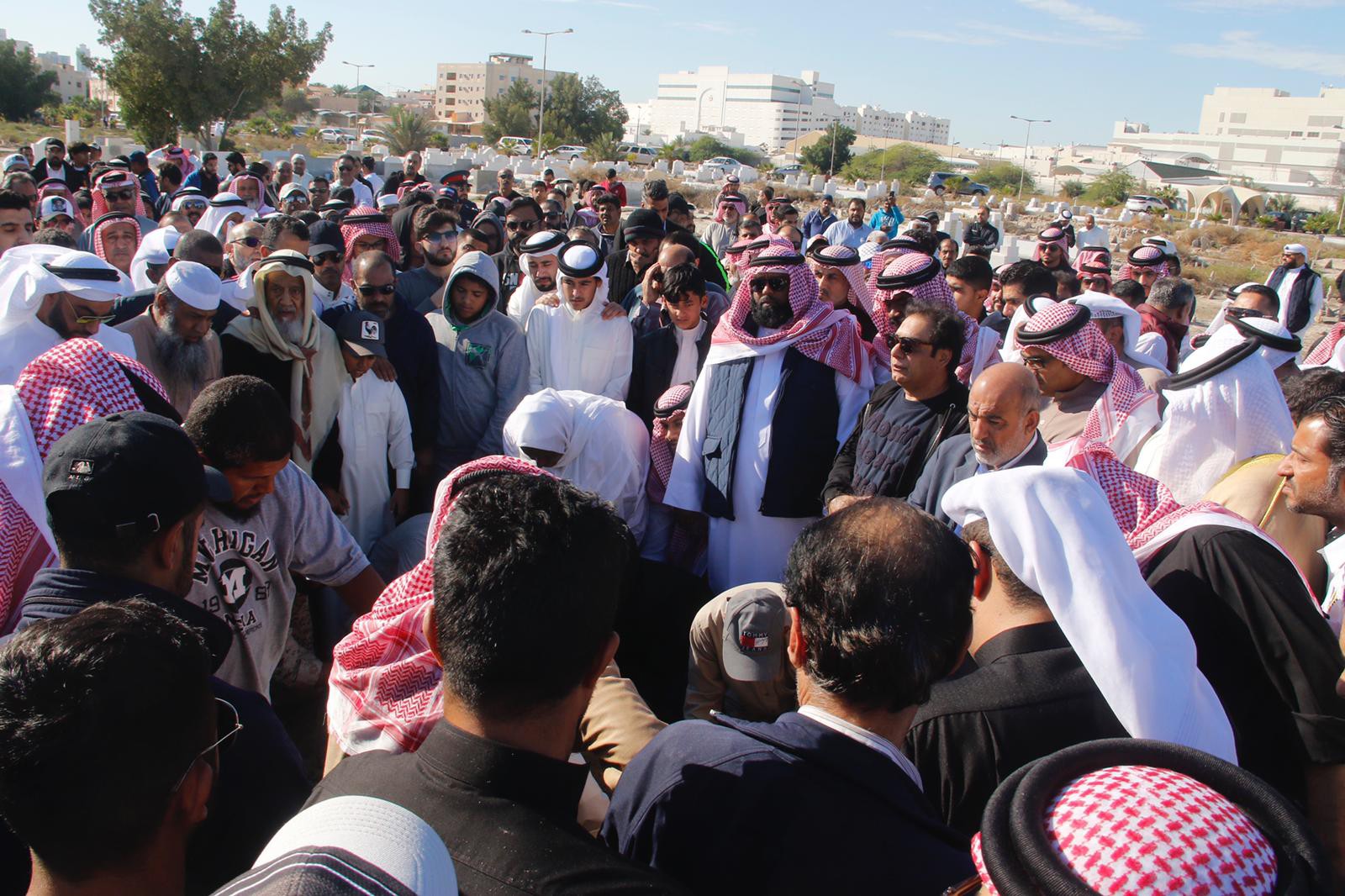 بالفيديو والصور.. مئات يشيعون الفنان علي الغرير