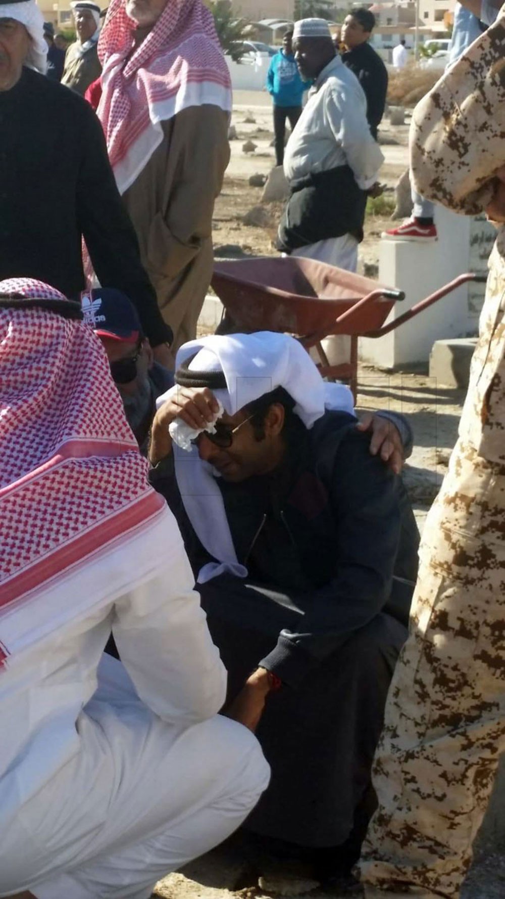 بالفيديو: الرميثي صديق الغرير يجهش بالبكاء دون توقف