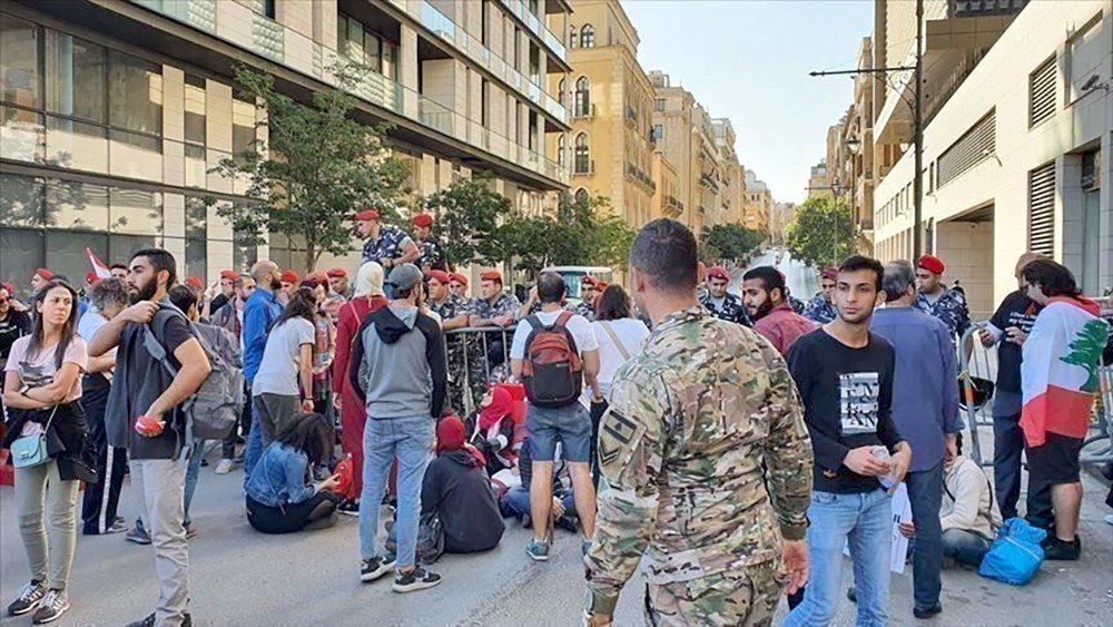  اقتحام باحة المصرف المركزي ببيروت وإغلاق طرقات بصيدا وطرابلس
