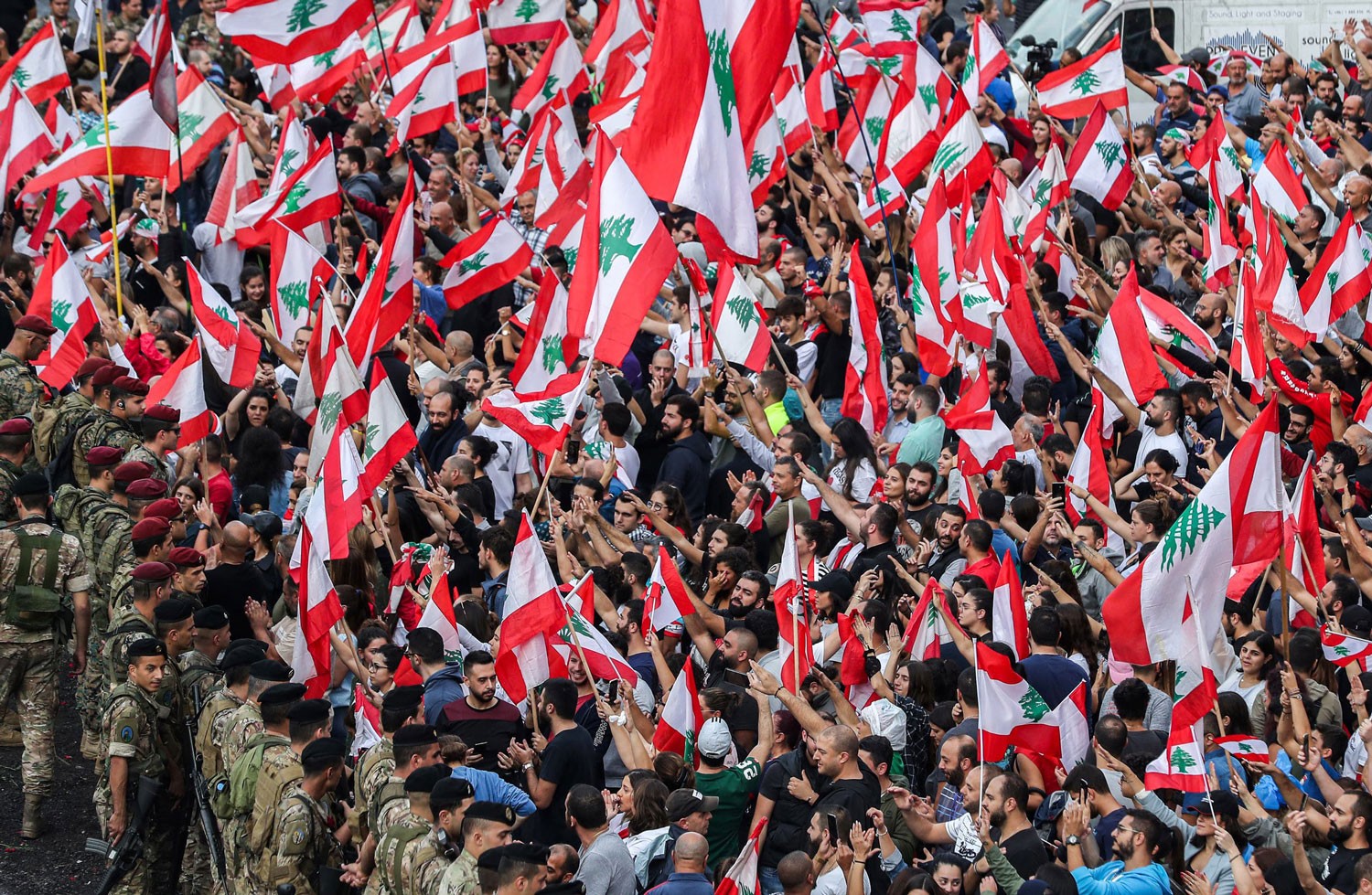 حراك لبنان يستعيد زخمه.. وعون يتحدث عن "عراقيل أمام الحكومة"