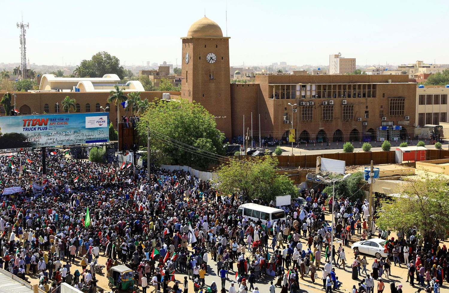 إغلاق للمطار وتحرك للجيش.. ماذا يحدث في الخرطوم؟