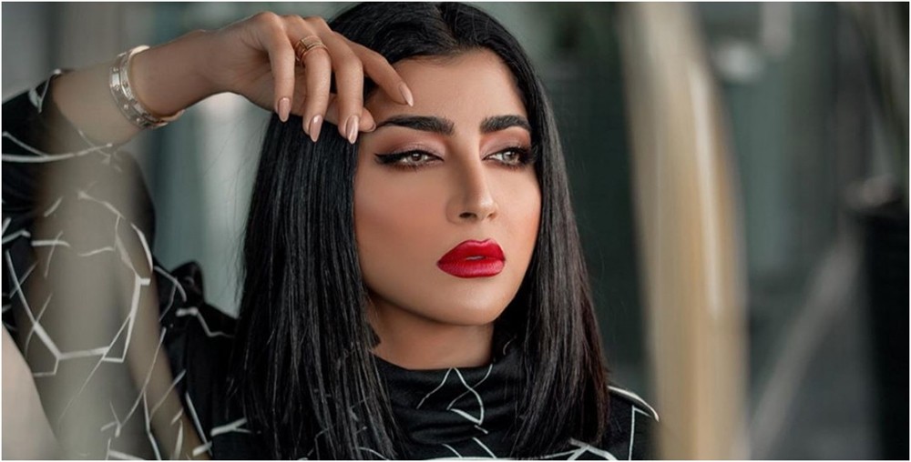 بسبب صورة لصدام حسين.. فنانة عُمانية تثير غضب الكويتيين