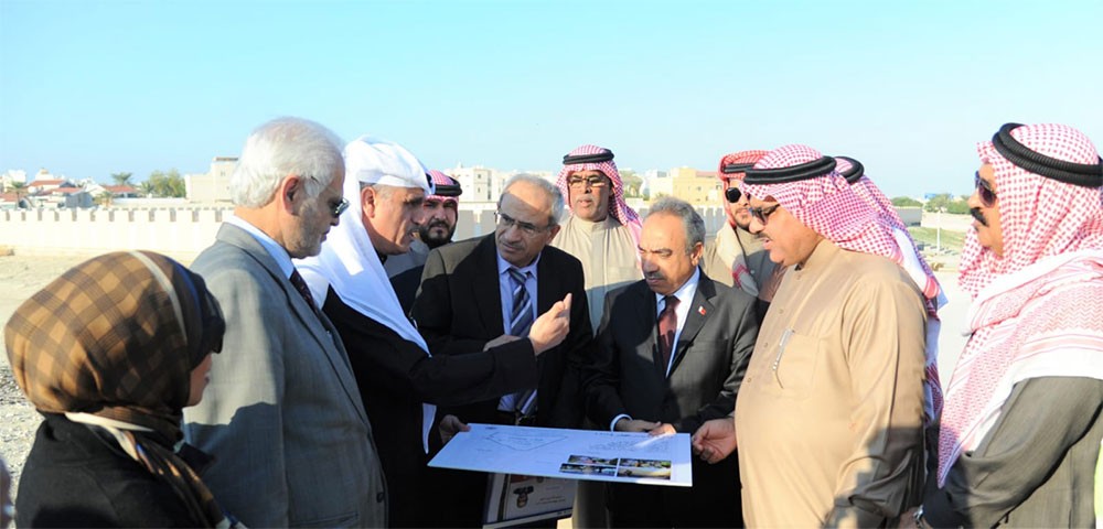 خلف والذوادي يتفقدان مشروع تطوير الطرق بسوق واقف وإنشاء منتزه في مدينة حمد