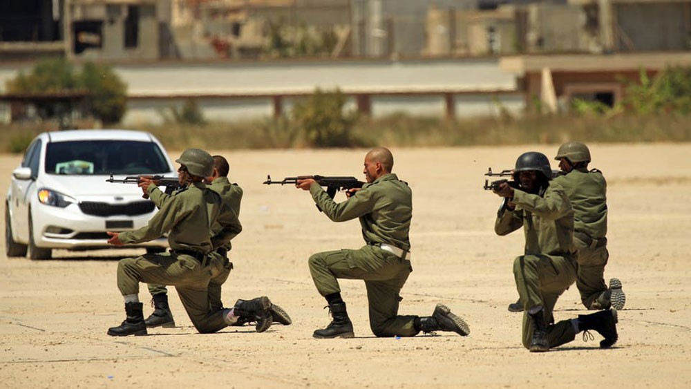 الجيش الليبي يرسل تعزيزات جديدة.. والهدنة "معلقة"