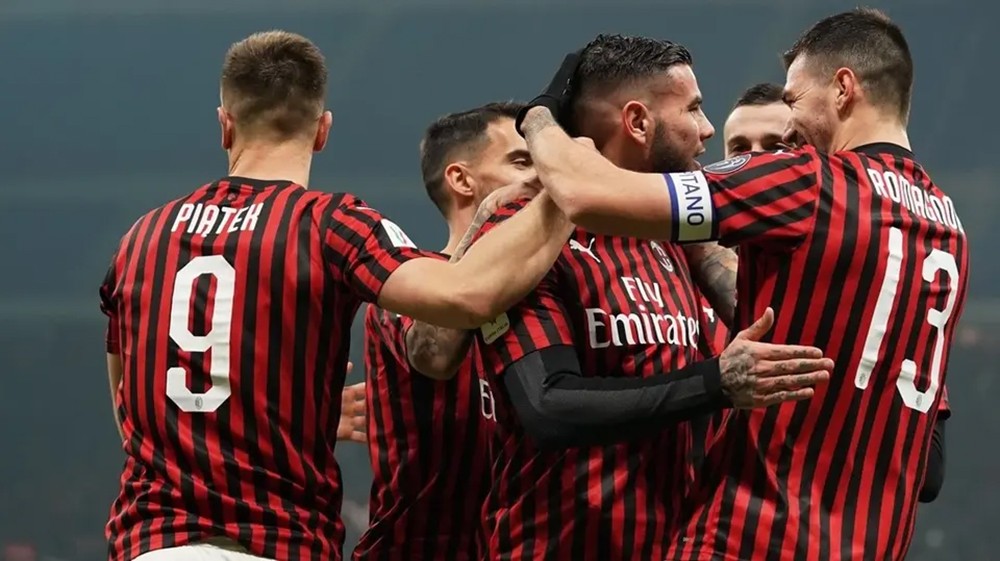 فيورنتينا يضرب موعداً مع إنتر.. وميلان يجتاز سبال بثلاثية