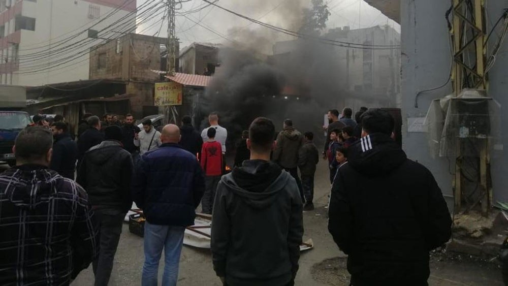 قطع طرقات بلبنان.. واحتجاج في الضاحية على إهمال حزب الله