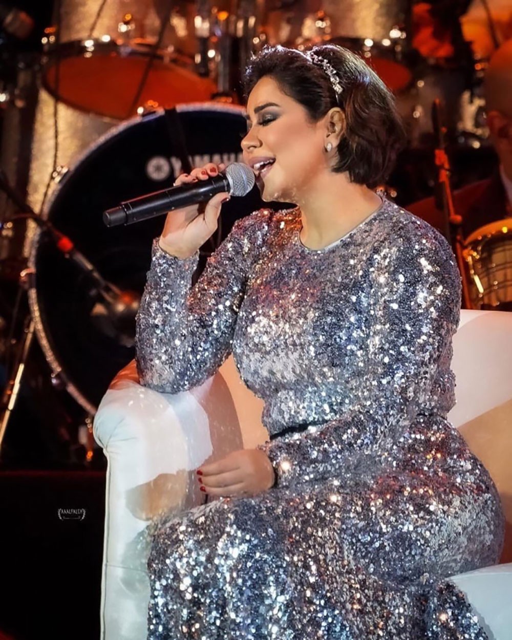 شيرين عبد الوهاب تغني على كرسي..!