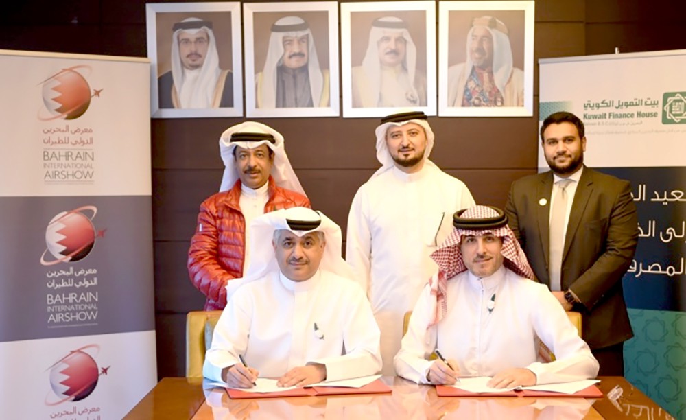 وزير المواصلات يوقع عقد رعاية مع "التمويل الكويتي" لمعرض الطيران