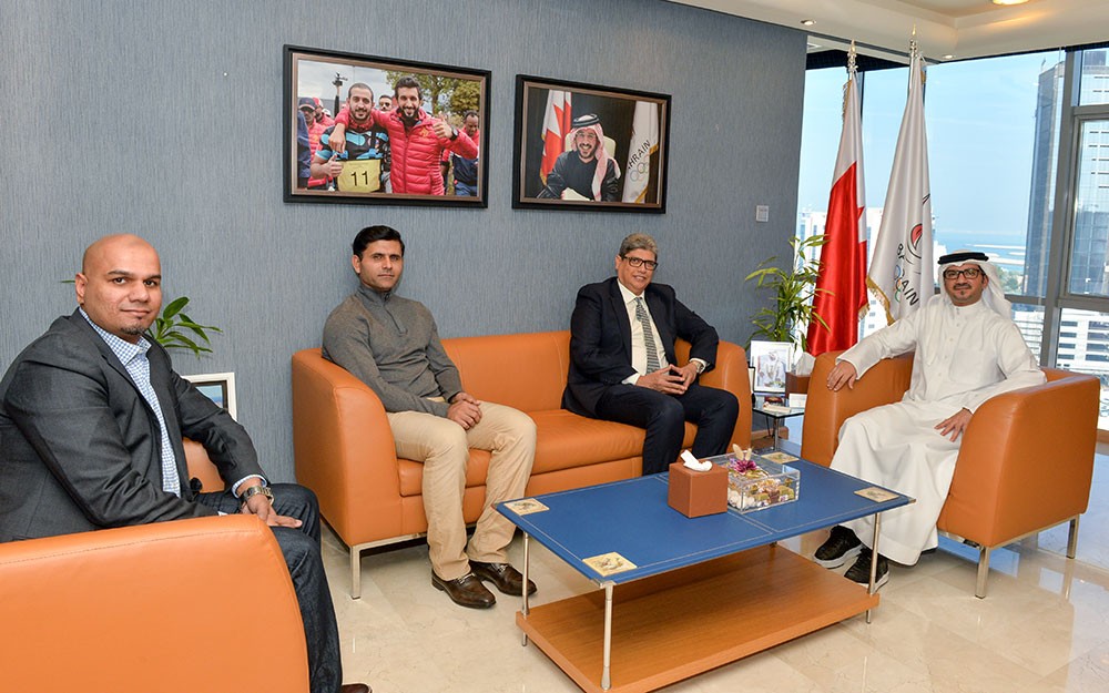 "النصف" يبحث تطوير "الكريكيت" مع بطل باكستان