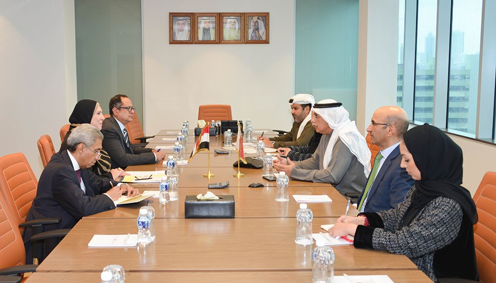 وزير الصناعة يجتمع بوزيرة التجارة والصناعة بجمهورية مصر العربية