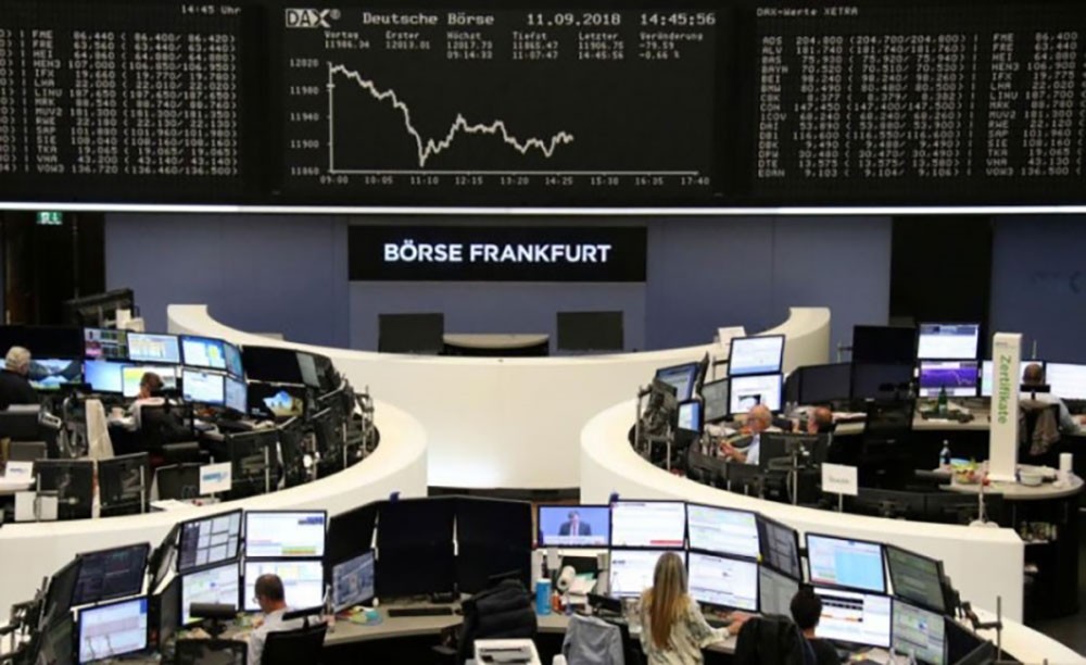 أسهم أوروبا تنزل عن ذروتها بعد تهديد أمريكي برسوم على السيارات‎