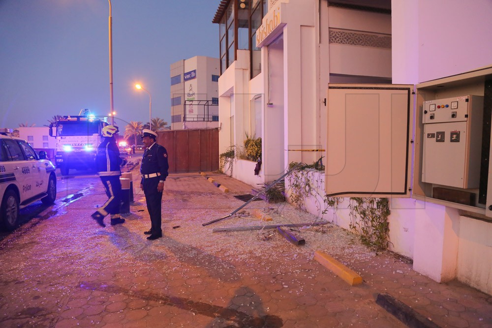 بالصور والفيديو : إصابات بليغة لعمال مطعم مقابة.. تكسر زجاج النوافذ.. وإخلاء المطاعم المجاورة