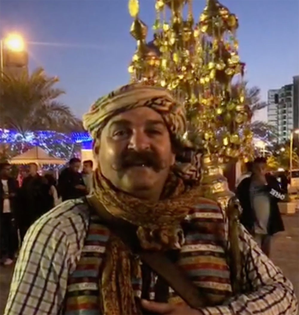 بالفيديو: مصري يروج للدنيا الحلوة وسوري يصب التمر الهندي