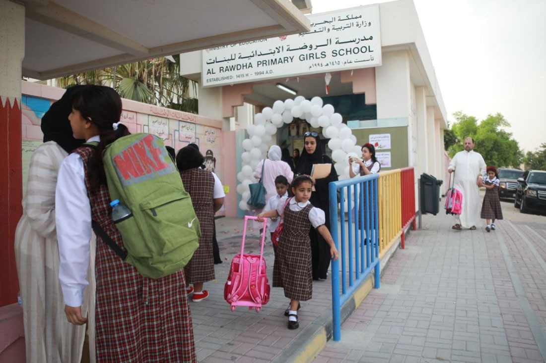 بالفيديو: الطلبة يرتدون ملابس ثقيلة بيوم العودة للمدارس