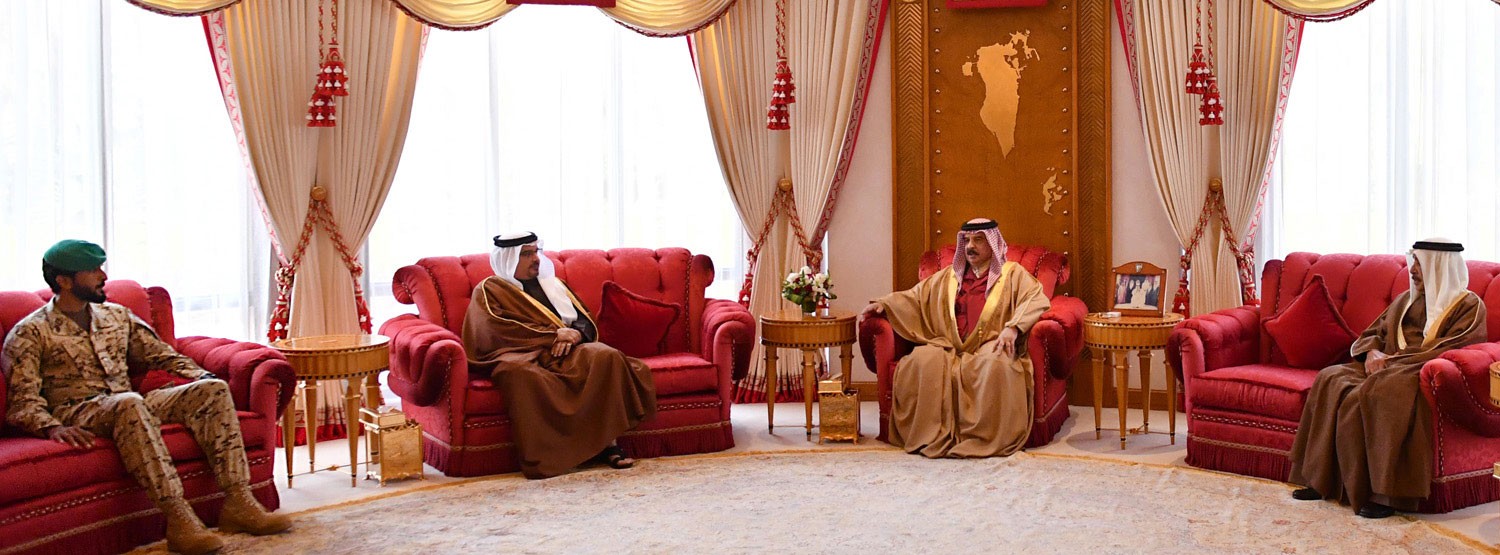  جلالة الملك يستقبل سمو ولي العهد وكبار المسئولين