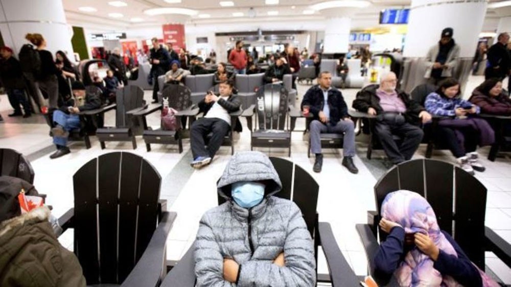 ممرضتان استقبلتا طلبتنا العائدين من الصين بمطار دبي.. وخضعوا لتفتيش دقيق