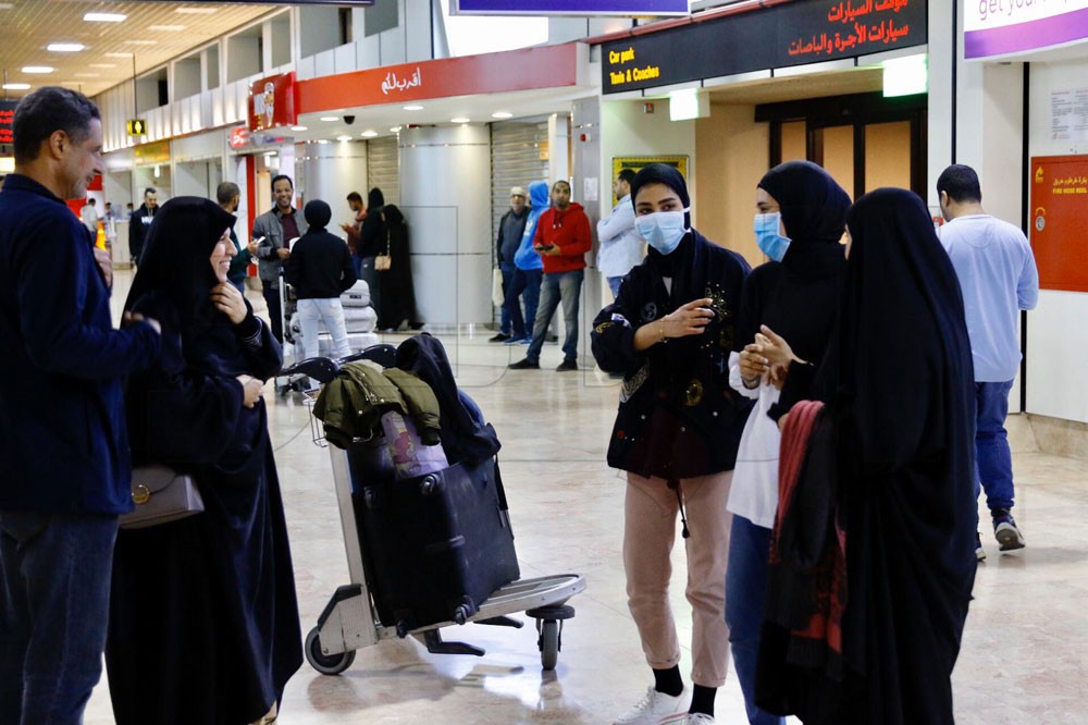 بالصور.. طلبة البحرين يعودون من الصين سالمين معافين الى ارض الوطن