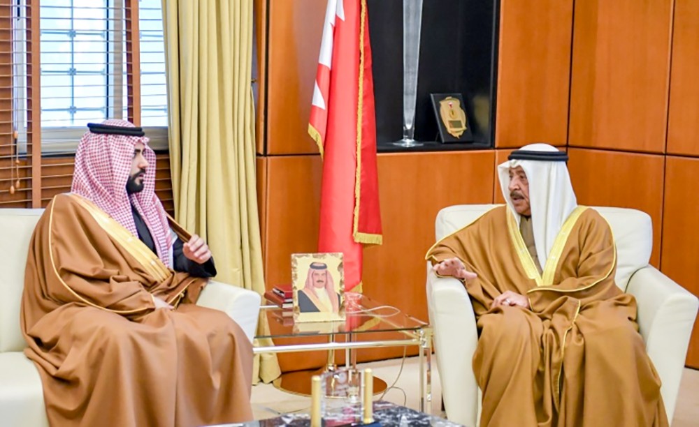 وزير الديوان الملكي يستقبل سفير المملكة العربية السعودية لدى البحرين