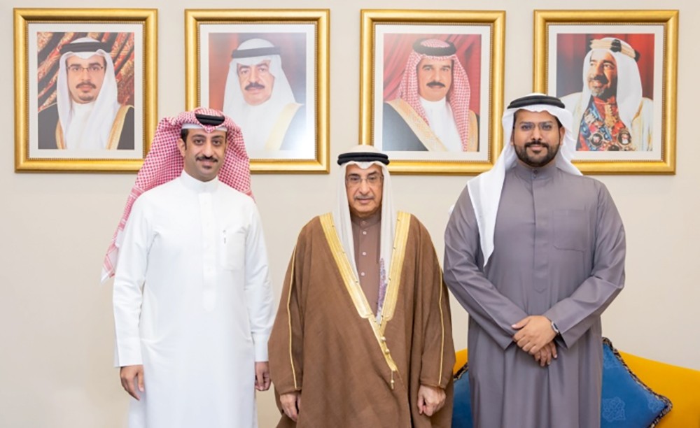الشيخ خالد بن عبد الله: اهتمام الموظفين العموميين بالأفكار المبتكرة يطور العمل الحكومي ويحسن جودة الخدمات