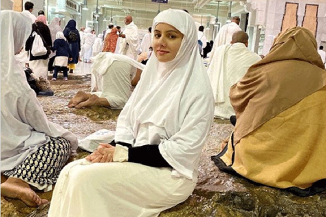 صورة توثق أداء ممثلة بوليوود العمرة