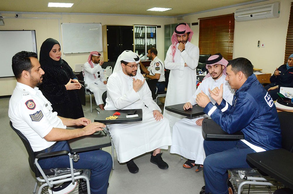 إدارة العمليات تنظم برنامجا تدريبيا لمتلقي البلاغات على التخاطب بلغة الإشارة
