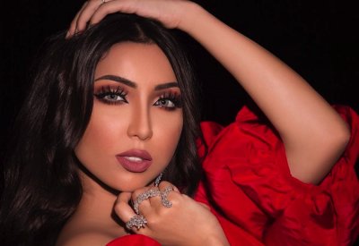 دنيا بطمة تتبرئ من حساب يحمل اسمها وتهدد مُسيّره