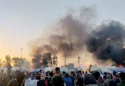أنصار مقتدى الصدر يهاجمون المتظاهرين في النجف