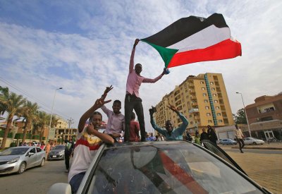 السودان يحل مجالس إدارات البنك المركزي و11 بنكا