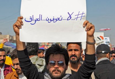 طلاب العراق بالساحات مجدداً.. وهتاف ضد الصدر و"الجارة"