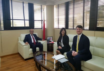 الأمين العام للتعليم العالي يطلع على خطط وبرامج الجامعة الامريكية 
