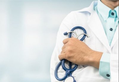 مستغلا وضع أنجلينا جولي الصحي.. طبيب يعتدي جنسيا على 90 مريضة!