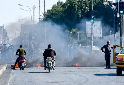 محتجو الناصرية بالعراق.. إضراب عن العمل وقطع للجسور