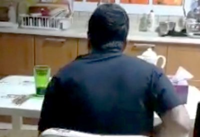 شاب بحريني يضرب رأسه بالجدار متألمًا ووالدته: قلبي يحترق!
