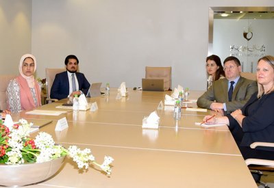 السفير البريطاني يطلع على جهود البحرين في مجال تقدم المرأة