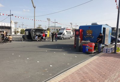 رواج كبير لمركبات الطعام المتنقلة في اليوم الرياضي