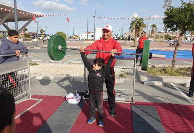 تحدي الأطفال برفع الأثقال