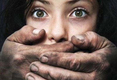 القبض على  8 أشخاص مشتبه بتورطهم في حجز حرية 21 فتاة أجنبية 