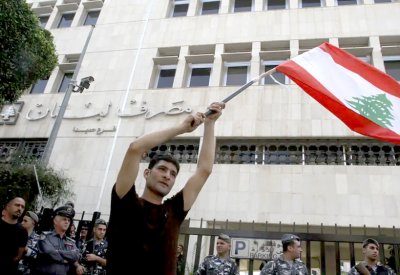 لبنان.. خفض حاد للفائدة على الودائع مع الاستعداد لإعادة هيكلة الديون