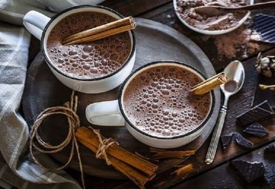 دراسة.. شرب الشوكولاتة الساخنة يوميًّا يعزز قدرة كبار السن على المشي