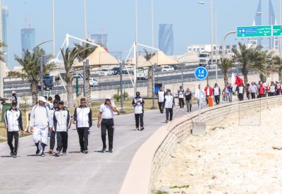 بالصور: مسنون ومعاقون بماراثون مشي ومرسم بيئي بممشى سترة