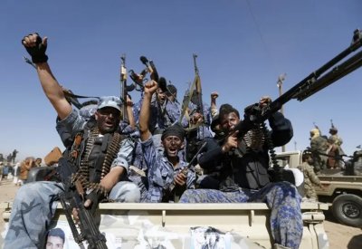 اليمن.. مقتل 21 بينهم حارسان شخصيان لزعيم الحوثيين