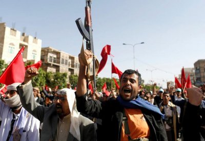 الحوثيون ينهبون أكبر مخيم نازحين باليمن..تحذير من مجاعة