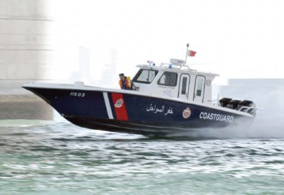 "خفر السواحل": ضبط قارب والقبض على اثنين أثناء قيامهما بصيد الروبيان خلال فترة الحظر