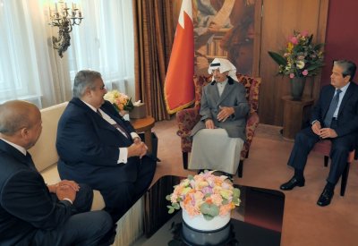 سمو رئيس الوزراء يستقبل الشيخ خالد بن احمد والدكتور عبداللطيف الزياني 