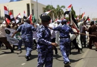 الخرطوم تفرق تظاهرة ضد إحالة ضباط في الجيش للتقاعد