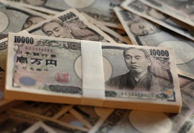 الين يتراجع لأدنى مستوى في 10 أشهر مع صعود الدولار