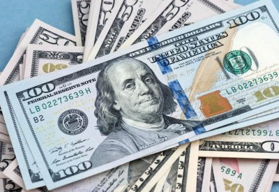 المستثمرون يشترون الدولار مع تفشي كورونا